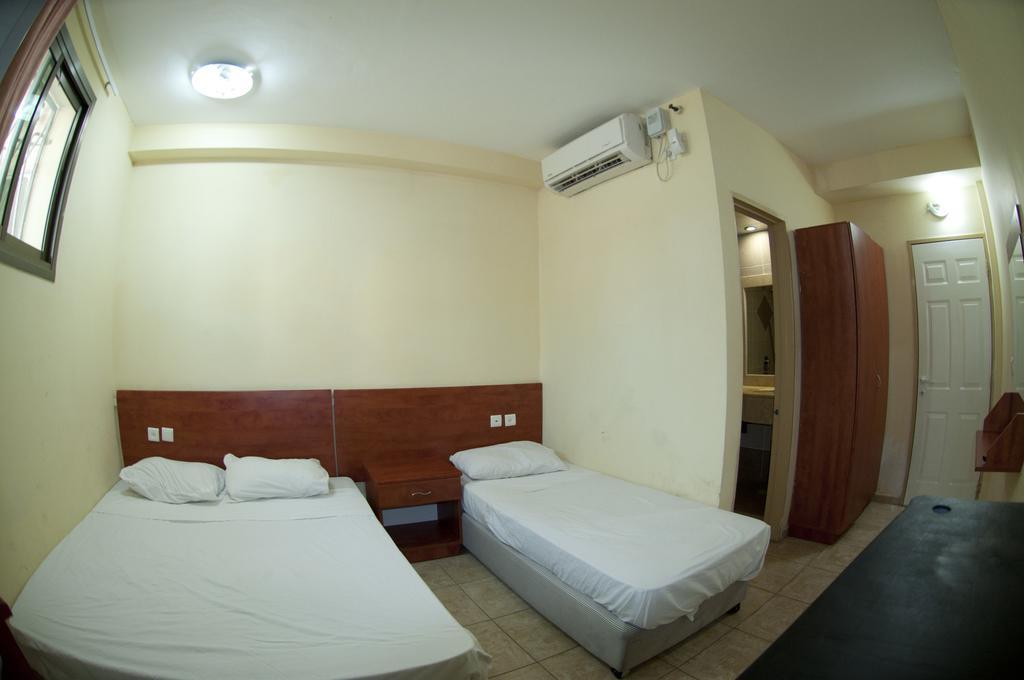 Faulty Towers Hotel Eilat Room photo