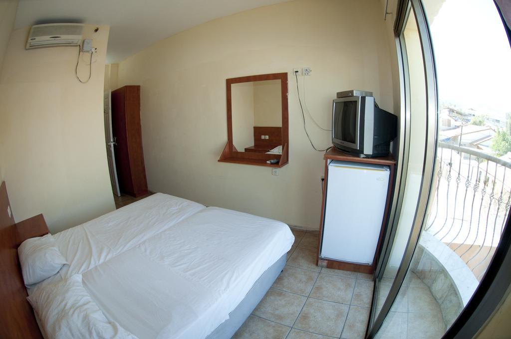Faulty Towers Hotel Eilat Room photo