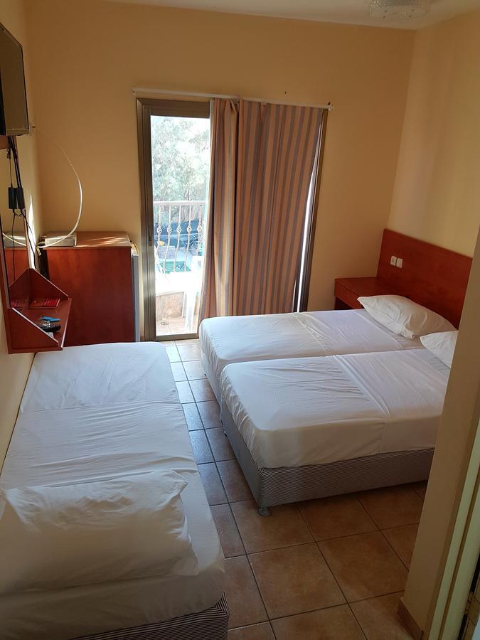 Faulty Towers Hotel Eilat Exterior photo